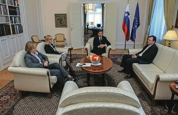 V SDS ne bodo predlagali novega mandatarja, tudi postopkov do predčasnih volitev ne bodo oteževali, je predsedniku republike Borutu Pahorju na pogovoru povedal vodja poslanske skupine SDS Jože Tanko