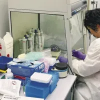 Tudi v laboratorijih v bolnišnicah spremljajo pojav okužb in vrste vse trdovratnejših mikroorganizmov, ki jih povzročajo
