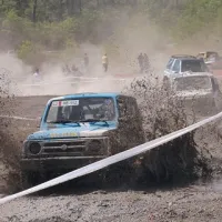 Dirkači (na fotografiji član  Tomaž Kristan) so se morali spopasti   s prahom, blatom in  vodo