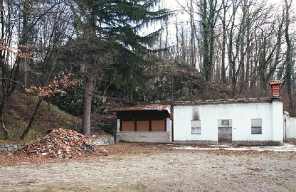Od leta 2011 požgani ribiški koči v Famljah, s katero upravlja vremska sekcija Ribiške družine Bistrica, ribiči letos napovedujejo obnovo