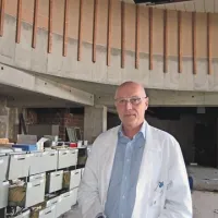 Bolniki in obiskovalci bodo predvidoma poleti letos začeli vstopati v bolnišnico skozi zdaj še neurejeno avlo in na območju za omaricami (na sliki levo), pojasnjuje direktor Jani Dernič 