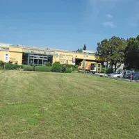 Na zelenici pred sedanjim (stranskim) vhodom bodo novembra letos začeli graditi nov urgentni center 