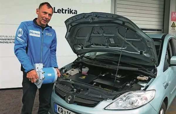 Priznani slovenski inovator in ljubitelj električnih avtomobilov Andrej Pečjak z novim električnim motorjem