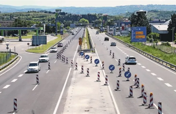 Odsek hitre ceste pri Kopru v smeri proti Srminu so zaprli po prvomajskih praznikih. Obnavljali ga bodo še deset dni. 