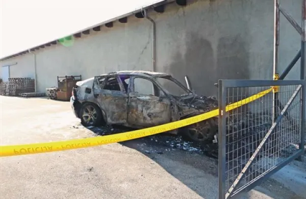 Za roparji je ostal zažgan avto, po neuradnih podatkih pa naj bi našli tudi odvržen poštni kovček