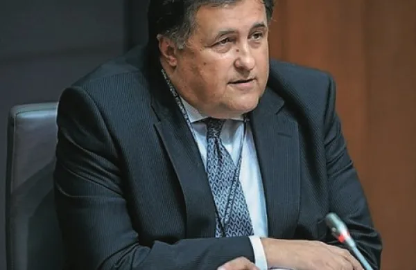 Kredita nihče ni mogel odobriti sam, za to sta bila vedno potrebna dva, je na današnjem zaslišanju pred preiskovalno komisijo DZ o ugotavljanju zlorab v slovenskem bančnem sistemu dejal nekdanji direktor centra NLB za velika podjetja Tomaž Jezerc.