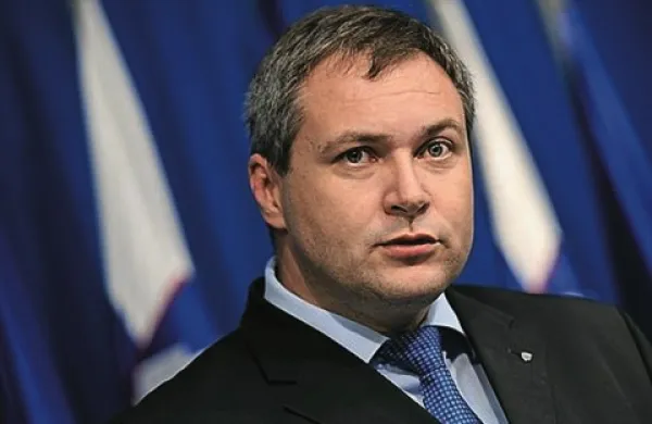 Gozdno-lesna veriga ne deluje, saj gre les mimo naših tovarn v tujino, je ob odprtju razstave Čar lesa opozoril kmetijski minister Dejan Židan