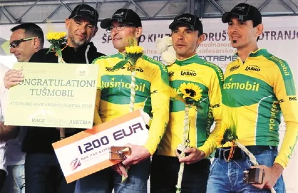 Borut Rovšček (drugi z desne) je v zmagovalni četverki Tušmobil uspešno odpeljal svojo ultramaratonsko premiero 
