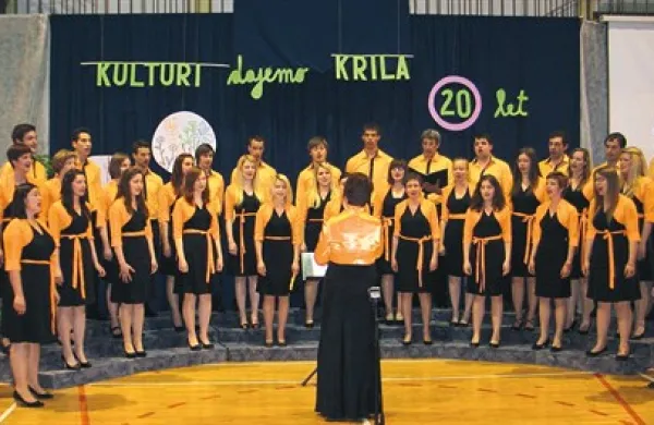 Na jubilejni koncert so kneški pevci povabili prijateljski zbor Stanko Premrl iz Podnanosa, ki ga vodi Vida Fabčič