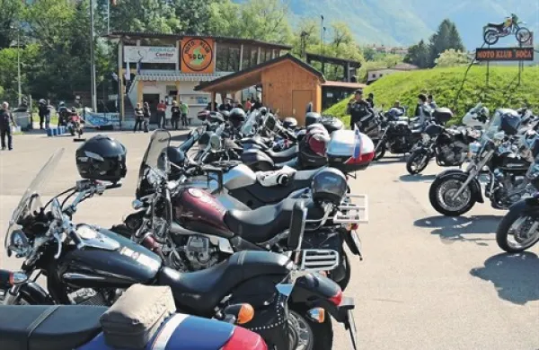 Poleti je motoristov, tako domačinov kot turistov, ogromno. Opozarjajo pa, da bi potrebovali njim prijazno infrastrukturo. “To bi se dalo urediti z malo dobre volje in brez večjih vlaganj,” so prepričani.  