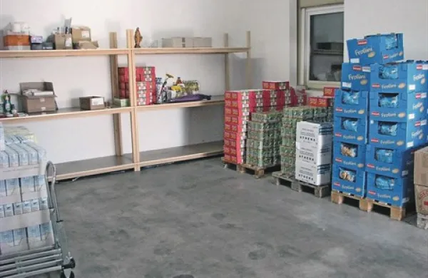 Skladišče ajdovskega Rdečega križa je skoraj prazno, intervencijske zaloge iz EU pa še niso prispele. “Težko bomo prestali obdobje do jeseni,” pravi sekretarka Irena Žgavc.     