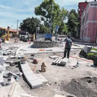 Sprehajalne površine na Kopališkem nabrežju tlakujejo z istrskim peščenjakom  