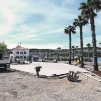 Promenada nasproti kavarne Kapitanija bo odeta v tiskan beton