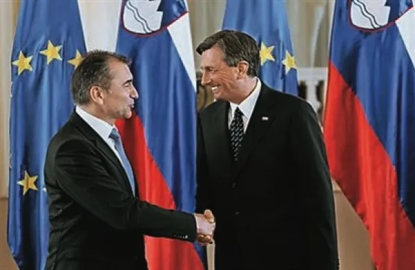 Predsednik republike Borut Pahor je predsedniku DZ Janku Vebru uradno predal pismo, v katerem ga je obvestil, da državnemu zboru ne bo predlagal kandidata za novega predsednika vlade