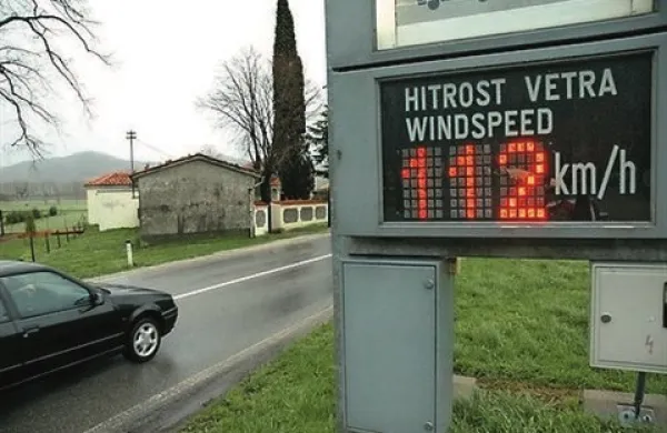 Predvidoma bo veter najmočne pihal  od četrtka popoldne do petka dopoldne, ko bo ponekod dosegal tudi hitrost do približno  100 kilometrov na uro