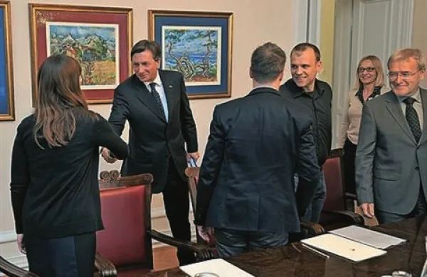 Stranka Solidarnost je po  posvetovanjih s predsednikom republike Borutom Pahorjem o datumu predčasnih volitev zagrozila, da bo sprožila ustavno presojo, če bodo volitve razpisane v času poletnih dopustov