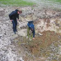 Jani Frank iz ekomuzeja in vodja jamskega laboratorija Gregor Aljančič sta v nedeljo iz manjše špranje požiralnika na Petelinjskem jezeru v občini Pivka rešila nebogljeno človeško ribico