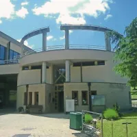  Tudi golf  hišico v Lipici čaka nejasna prihodnost, saj naj bi bila  po nekaterih dokumentih, tako pravi v. d. direktorja Kobilarne Lipica Boštjan Bizjak, skupaj z bazenom črna gradnja