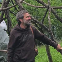 Goriški “šaman” Ernesto Paulin se je pred leti preselil v vas in tam ustvaril poseben prostor, galerijo za enega človeka. 
