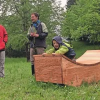Zvočni objekt iz lesa sta (po posebni geometrijski formuli) zasnovala avstrijska arhitekta Elisabeth Penker in Heidulf Gerngross. 