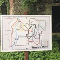 Christopher Thomson s kartografskim gradivom prikliče v spomin arhaično zveneča krajevna in ledinska imena v okolici Dordolle in odkriva prehojene, danes zaraščene poti.