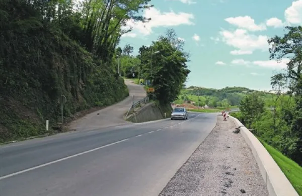 Dostop do Brda je  nevaren, zato bodo pešci do pločnika čez cesto, ki ga  še gradnjo, hodili malo dlje