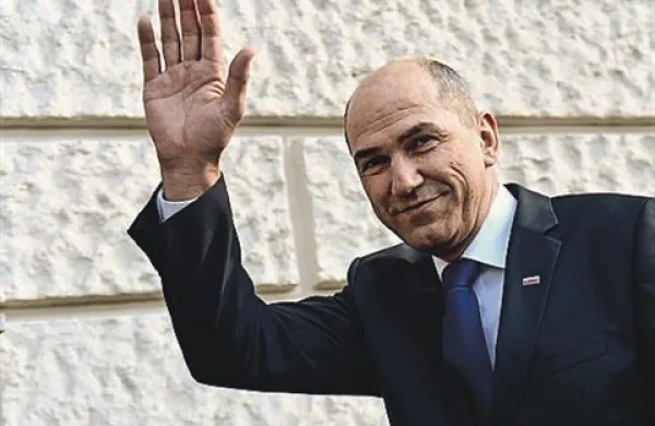 Predsedniku SDS Janezu Janši, ki je bil pravnomočno obsojen na dve leti zapora, so  danes na okrožnem sodišču v Ljubljani vročili sodbo višjega sodišča v zadevi Patria