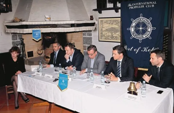 Sogovornike je vodila dekanja fakultete za pomorstvo in promet Elen Twrdy. Na fotografiji z leve: Andraž Novak, Dušan Mes, Rok Svetek, Marko Babič in Gregor Veselko 