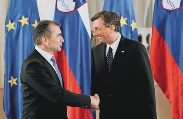 Predsednik DZ Janko Veber (levo) je predsedniku republike Borutu Pahorju vendarle omenil 7. september kot možni datum volitev