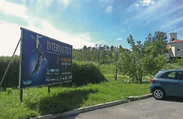 Na tem mestu v Lažah je bil še v sredo postavljen oglasni pano, sicer s starimi plakati, ki sta ga skupaj s CI za vetrnice postavila investitorja v vetrna parka, podjetji Vepa in Amicus. Na pritožbo  CI proti vetrnicam so ga naročniki včeraj prestavili