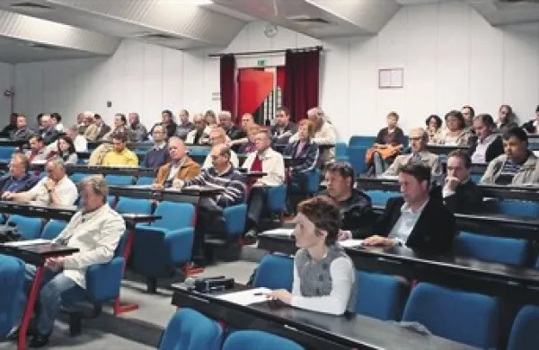 Javna razprava o osnutku Občinskega prostorskega načrta je včeraj skoraj napolnila veliko sejno dvorano sežanske občine 