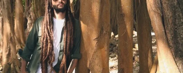 Alborosie: “Jamajka ni enostaven kraj za življenje. Je kot krasna ženska, ki se neprimerno obnaša. Ampak ravno zato jo ljubiš.” 