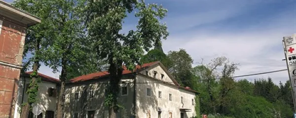 Viktor Frank se je 11. maja 1944 sam obesil na kostanj, ki v Podgradu raste še danes, in tako esesovskim rabljem dokazal,     da se ne boji umreti. Preden se je pognal z zidu, je dejal, da se partizan ne boji smrti, saj ve, da ga bodo preživeli tovariši