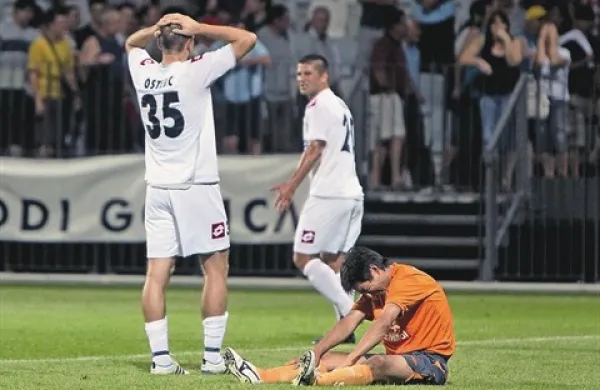 Luka Koper (beli)  je zadnjo evropsko tekmo igrala pred skoraj tremi leti s Šahtarjem iz Karagande (oranžni)