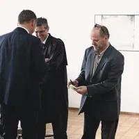 Sodni vročevalec je Popoviča pričakal pred vrati sodne dvorane