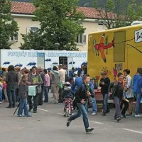 Na strokovnem in družabnem srečanju se je v Ajdovščini danes zbralo vseh 13 potujočih knjižnic Slovenije, pridružili pa so se jim tudi hrvaški kolegi
