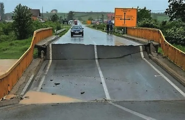 Srbijo in BiH že nekaj dni pestijo hude poplave. V Srbiji je življenje izgubilo že najmanj pet ljudi, iz BiH poročajo o najmanj enem mrtvem.
