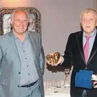  Ivanu Batiču (levo) je Oskar Kogoj  podaril zlato srce 