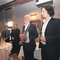 Janez Dežman, konzul briško-vipavskega omizja  slovenskega reda vitezov vina  (levo), je predstavil Miho Batiča in njegovo fotografsko monografijo