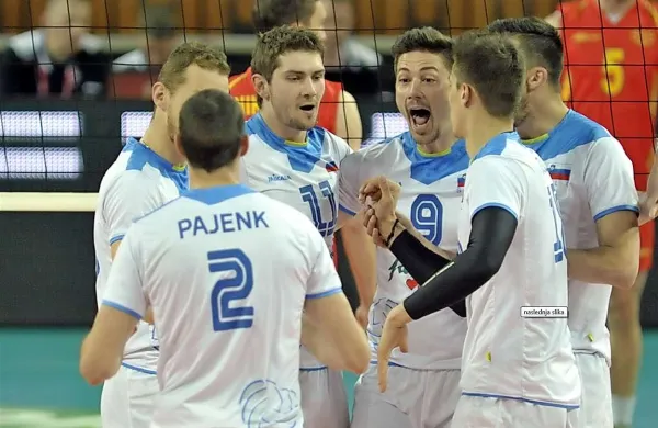 Slovenska moška odbojkarska reprezentanca je v 2. krogu 1. kvalifikacijske turnirja za nastop na evropskem prvenstvu v Vroclavu premagala Latvijo s 3:2