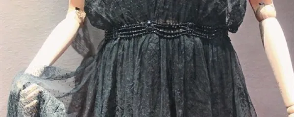 Obleka z imitacijo chantilly čipk je italijanske izdelave, narejena v času prve svetovne vojne. Šal je starejši, ročno izdelan konec 19. stoletja