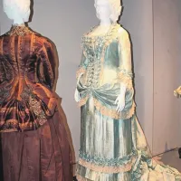 Razkošna sinje modra obleka je bila najverjetneje izdelana na Tržaškem leta 1883