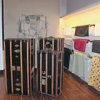 Skrinje, ki ponazarjajo, kako je blago potovalo po celem svetu, krasijo del razstave, posvečen različnim materialom: od razkošne tanke svile do grobe volne