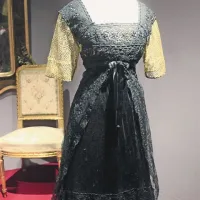 Obleka, podložena s tilom iz bombažnih in svilenih niti, ima v zvončastih rokavih pozlačene nitke. Prepletli so jih med letoma 1907 in 1910, v salonu Callot Soeurs v Parizu 