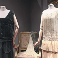 Obleko iz črne svile (levo) krasijo kristalčki v dveh barvah zelene, podobno kot obleka iz bež svile je bila izdelana med letoma 1925 in 1927 