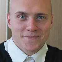 Tomi Činej , “čisto običajen fant”, ki   zna narediti stojo na glavi na pločevinki 