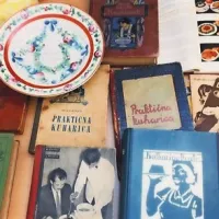Poleg kuharskih bukev je na  razstavi  videti tudi stare keramične krožnike, kuhinjsko orodje in posode za shranjevanje   