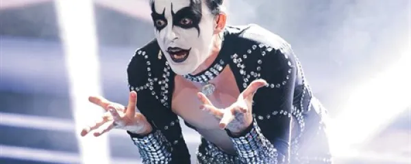 Tomaž Klepač v vlogi angleškega pop zvezdnika Robbiea Williamsa s pesmijo  Let me entertain you. Vpadljivi kostum je v slogu rokerjev  Kiss. 