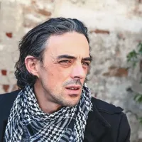  Tomaž Klepač: “Zakaj vedno vprašate, kakšna je razlika med Primorci in ostalimi Slovenci? Vprašajte raje,  kaj imamo  skupnega? Saj smo vsi skupaj  v Sloveniji ena mala vas. Hm, ja, no ... čeprav -  med   Ljubljano in Primorsko se  žal velikokrat ne