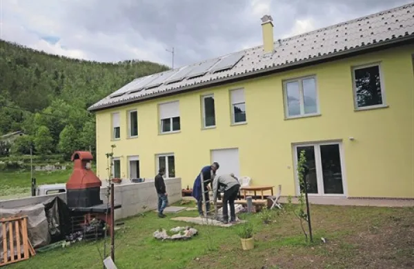 Včeraj so še preverjali, ali se je premaz  že dovolj posušil, da lahko rezervoar znova napolnijo s pitno vodo